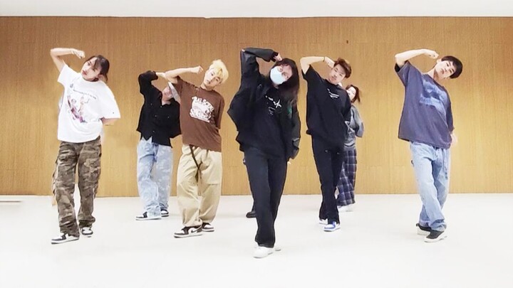 College students go wild dancing to the studio version of "MANIAC"! Southeast University's street da