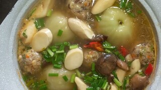 quả mận nhồi thịt nấu canh chua chay.