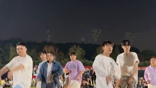 The bank's Memories knife dance group at the playground of Zhejiang University is here! It is the be