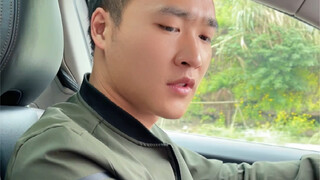 单位同事搭车非要穿鞋套，司机多次劝说无果？这事你怎么看？