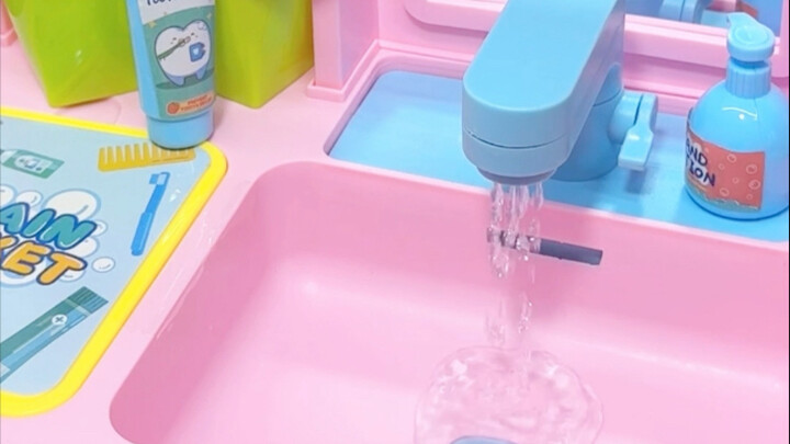 Saat kecil, lihatnya sampai enggak bisa bergerak!