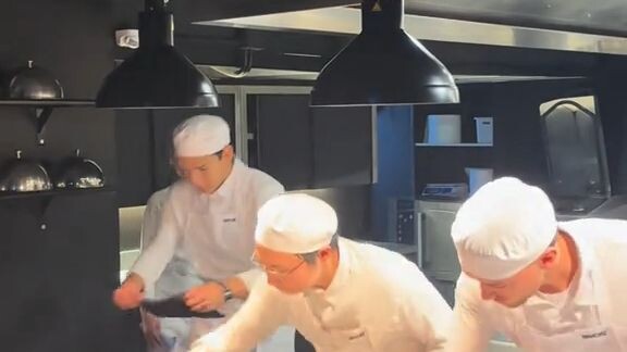Begini nih para koki dan staf dapur setelah jam kerja di restoran—bilang aja, bersih-bersih kayak gi