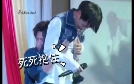 【offgun】Bố nó “sờ soạng” bé yêu, con tôi lúng túng không biết phải làm sao