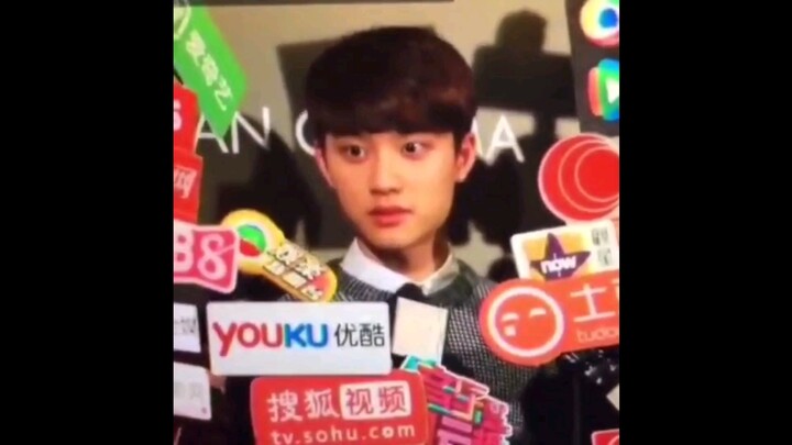 Surrounded by microphones, the elder cousin looks like a noble prince, while the younger one seems t