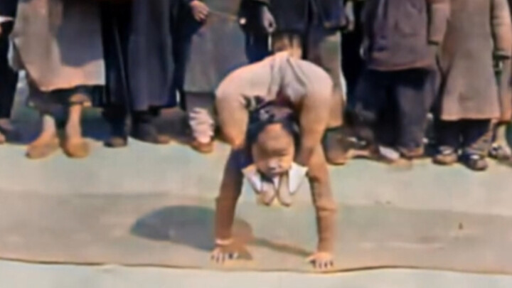 ภาพจริงของเด็กหญิงวัย 8 ขวบแสดงกายกรรมกระดูกอ่อนบนท้องถนนเมื่อปี 1905