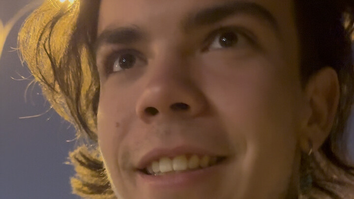 قضيت الليل بأكمله أرقص مع صينيين في الخمسين من العمر. أحبّ كم هم منفتحون وغير حكميين. شعرت وكأنني حر