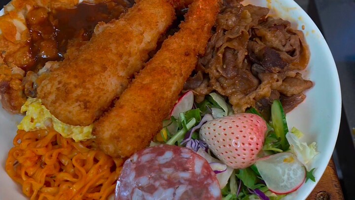 This bowl of instant noodles successfully combines what most people like to eat. #