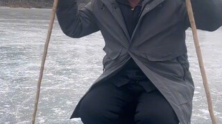 عميد الجيل السابق من مواليد الخمسينيات يعلم الجميع الوضعية الصحيحة للركوب على الحمار