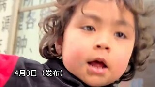 你去把你家馕给阿姨拿一个，女生逗新疆小女孩，网友：她还跳着跑过来的，好可爱！