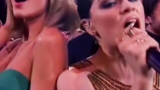Sam hồi đó còn non lắm, còn Taylor Swift bây giờ vẫn xinh đẹp.
