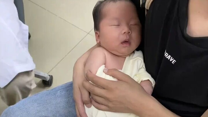 Little baby waiting for a shot: I dare not open my eyes—hopefully it’s just my imagination! As long 