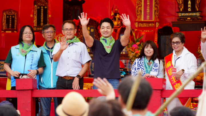 Mayor Chiang attended the Taipei Hakka Righteous People Carnival and joined citizens in the “carryin