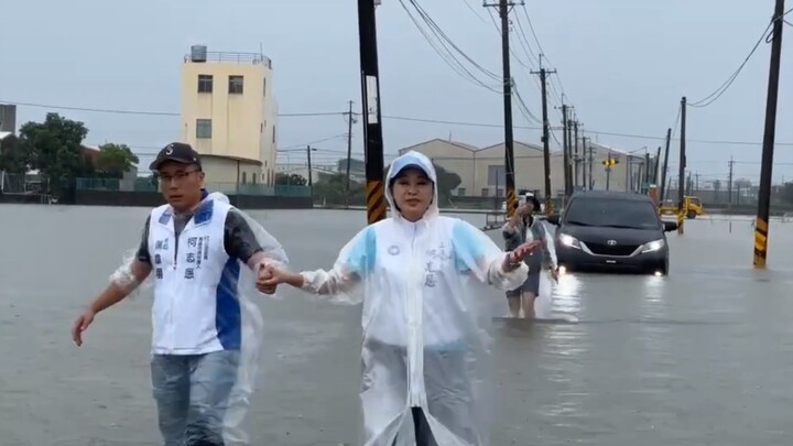 Kaohsiung hit by days of torrential rain; Ke Chien-en’s inspection vehicle breaks down, leaving her 