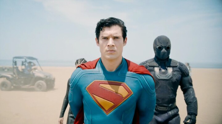 Sama-sama adegan si Superman ditangkap, tapi rasanya berbeda!