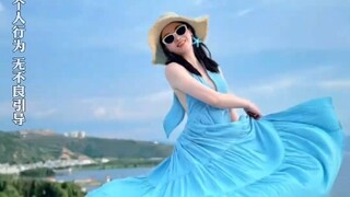 男子给自己老婆拍照，动作越夸张出来的效果越好！！