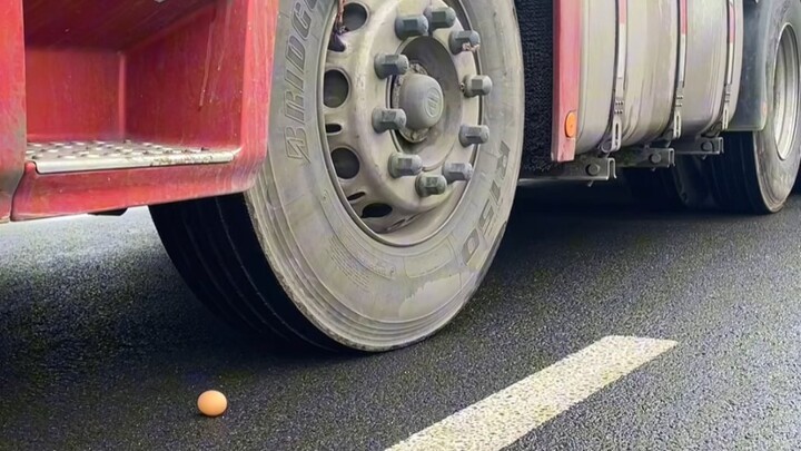 Thử thách xe tải 22 bánh vượt qua quả trứng mà không làm vỡ