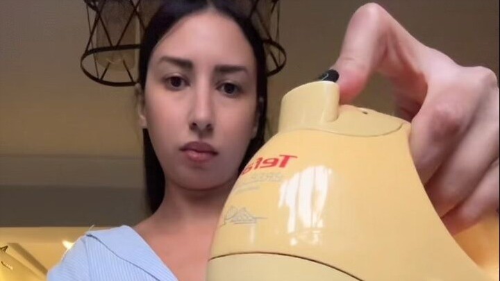 Kopi instan yang setengahnya penuh dengan gula