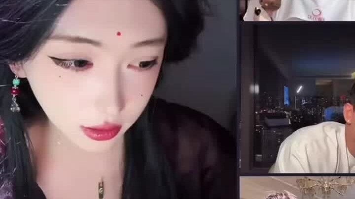 Cả ba đều bị vũ đạo của Nguyên Nguyên mê hoặc, đến nỗi “méo mồm” luôn rồi