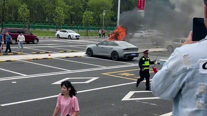 Pertama kali lihat mobil terbakar sendiri