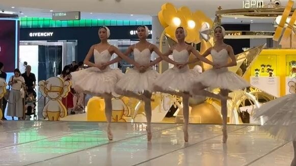 فرقة شنغهاي للباليه: الأوزة الصغيرة الأربع