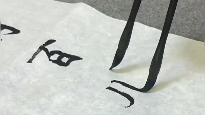 มือเดียวสองดินสอ ลายมือเหมือนกำลังเต้นรำ