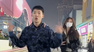 当大不列颠还沉浸在往日的日不落帝国梦的时候，爱美丽率先学习东方文化思想，成为大不列颠睁眼看世界第一人。