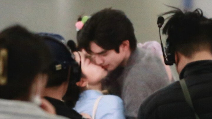 They’re all dads now—this heartwarming family photo is bursting with happiness!