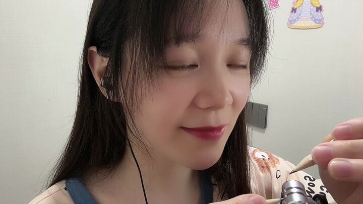 มาๆ… แม่กล่อมหนูนอนนะ! น่ารักจังเลย～ ใส่หูฟังสิ!