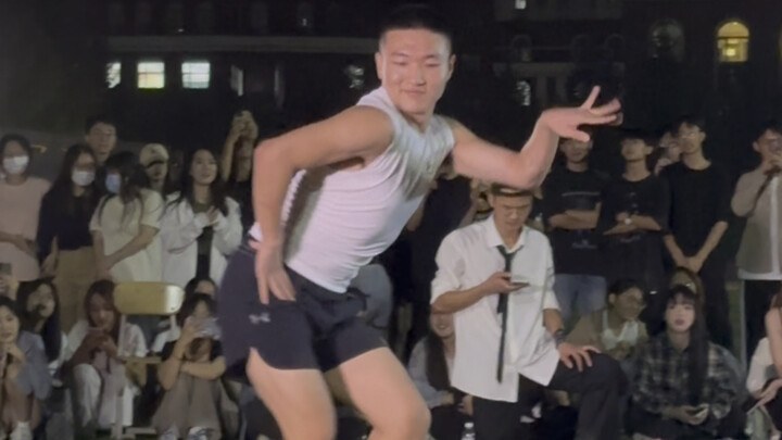 The macho man dances Cuenca on the university playground. I am the queen. Do you want to be the quee