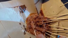 Makan sate ayam enak banget