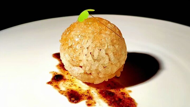 تشكيل قطع القِدر على شكل كرات مع طبقين نباتيين وطبق لحم لإضفاء لمسة احتفالية.