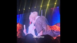 Dude Kisser again on mission 😘 #seventeen #dk #woozi