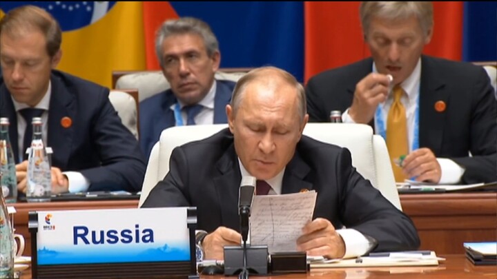 【بوتين】إنه مبالغة أن تأكل أثناء الاجتماع! بيسكوف/ كنت شارداً وأكلت حلوى وأغفو أثناء اجتماع الرئيس