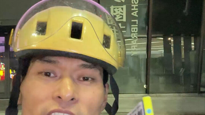 Belajar bahasa Inggris di perpustakaan, suasana benar-benar asyik—ideal untuk mempersiapkan diri men