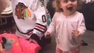 当父母给萌娃准备了一份礼物……