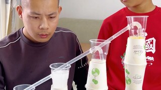 这杯水属变色龙的吧。
