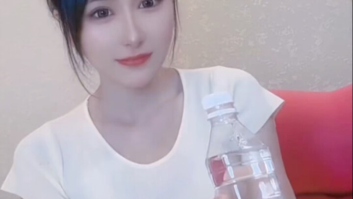 A beautiful girl makes a bottle of mineral water float—this trick is amazing!