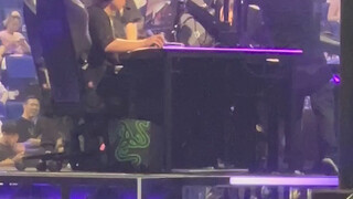 دانكينغ يحرك الماوس بسرعة كبيرة لدرجة أن الحاسوب تعرض لشاشة زرقاء هههه