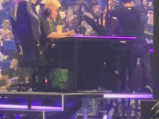 دانكينغ يحرك الماوس بسرعة كبيرة لدرجة أن الحاسوب تعرض لشاشة زرقاء هههه