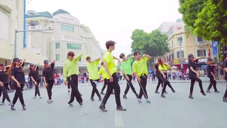 Sekelompok anak muda menarikan cover tarian BOOM AND JUST BLOW di RUNNING MAN mendapatkan pujian dari Jong Kook dan Ji Hyo 