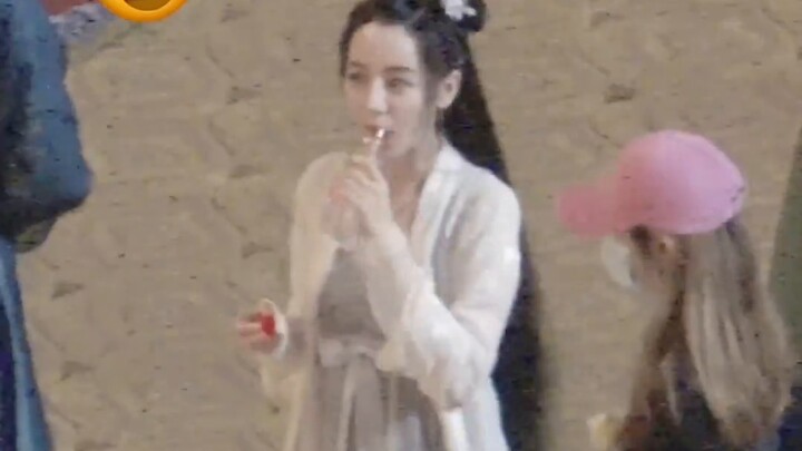 "An Le Zhuan" set Reuters, Di Lieba, the action of reaching out to the staff for water is so cute!