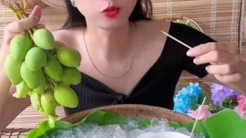 Eating manggo with spicyfood