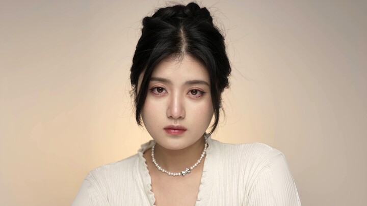 Ultra-glamorous! A sheer, aristocratic makeup look!