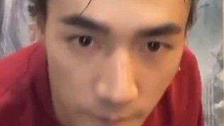 The little fairy boy Yang Jian showed his lower limb strength and short and powerful water escape. I