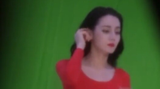 As expected, good-looking people can hold everything, even autumn clothes and autumn pants can be wo