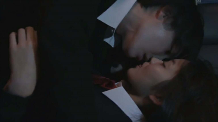 [Kissing scene] The two of us are just physically warming each other.