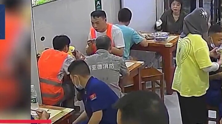 นักดับเพลิงกำลังรับประทานอาหารในร้านอาหาร และเจ้านายกำลังนับจำนวนคนอย่างเงียบ ๆ และจ่ายเงิน: หัวใจที
