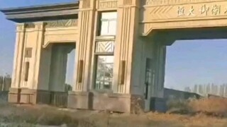 Trong lịch sử, tòa nhà dở dang bán chạy nhất! Cổng chính đỏ mặt rồi!