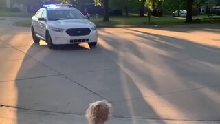 被警察拦停的萌娃