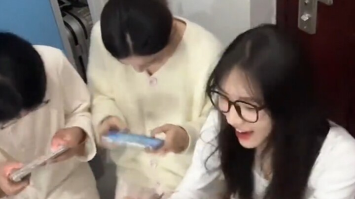 Kalau tahu asrama perempuan seru banget, ngapain aku tinggal di asrama laki-laki?